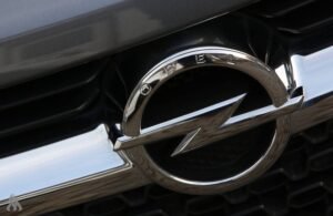 Opel-تستدعي-أكثر-من-900-ألف-سيارة-بسبب-وسادات-الأمان.jpg