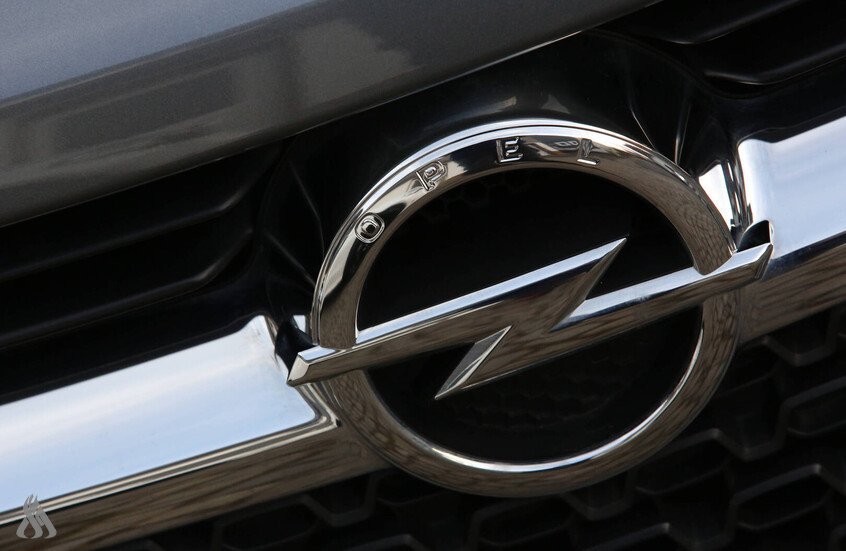Opel-تستدعي-أكثر-من-900-ألف-سيارة-بسبب-وسادات-الأمان.jpg