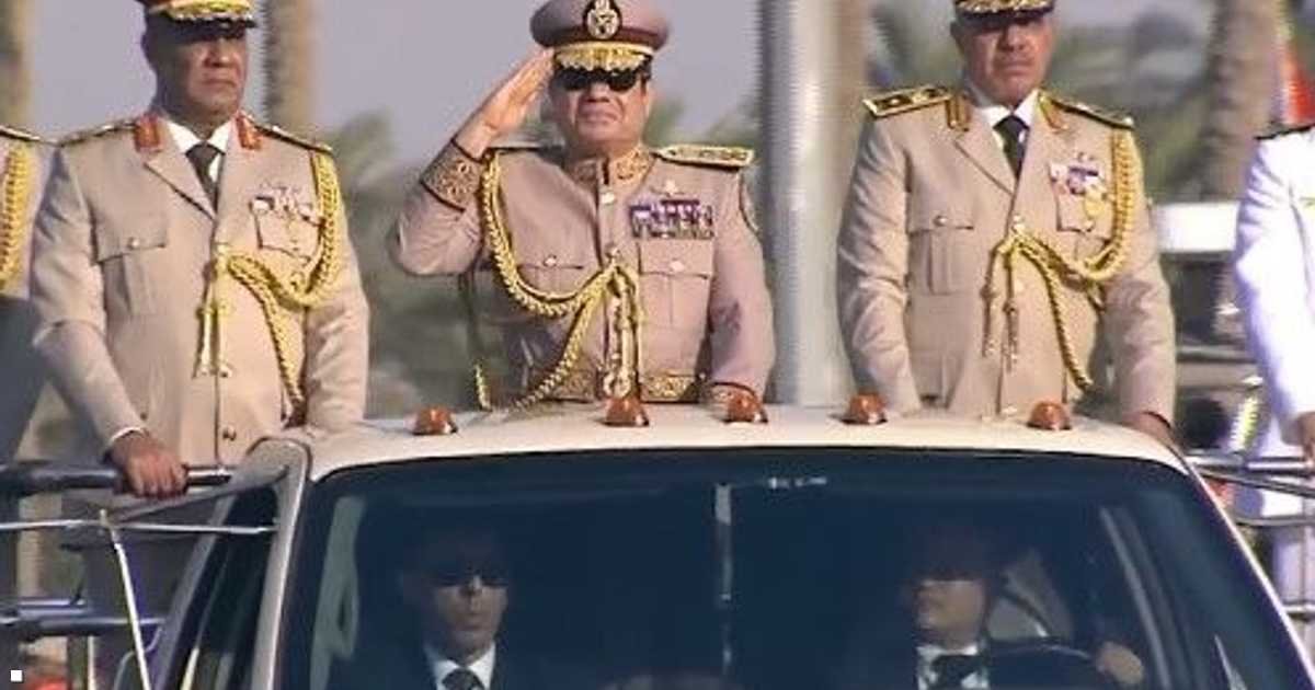 فيديو-مرتديا-الزي-العسكري-السيسي-يفتتح-الأوكتاغون.jpg