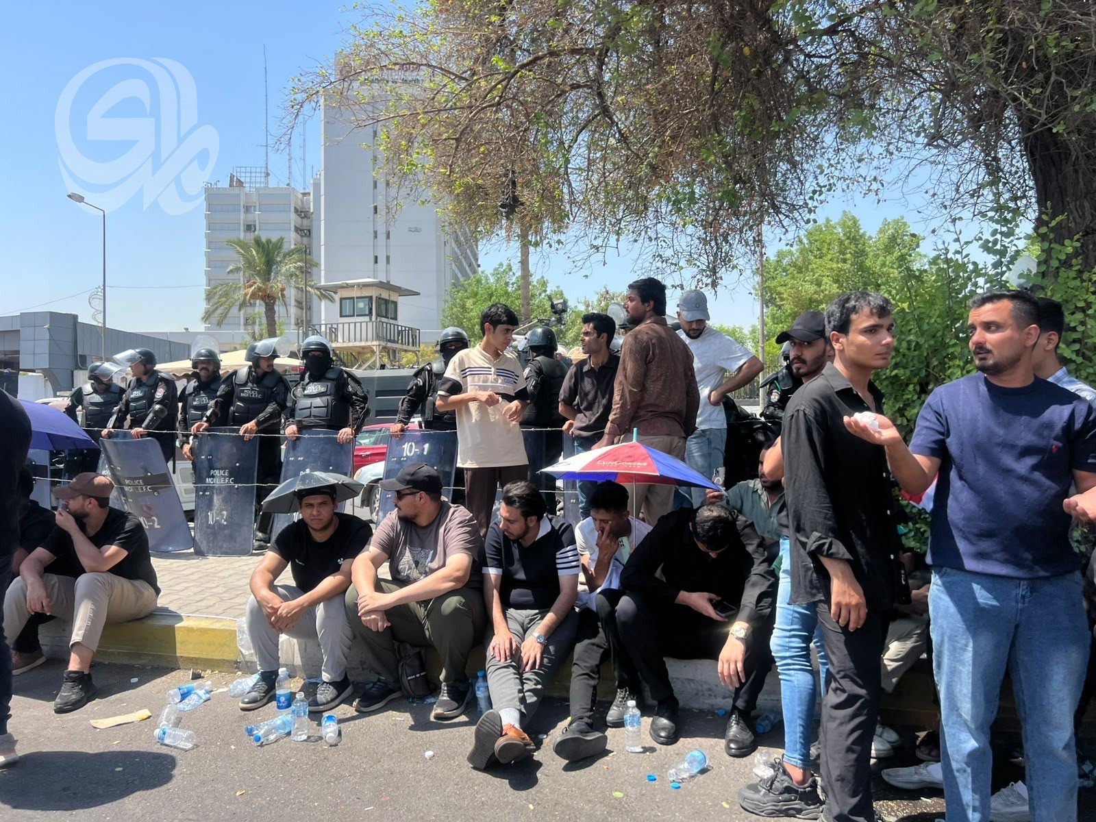 بالقنابل-الصوتية-والهراوات-القمع-يواجه-احتجاجات-المهن-الطبية-المطالبة-بإنهاء.jpeg