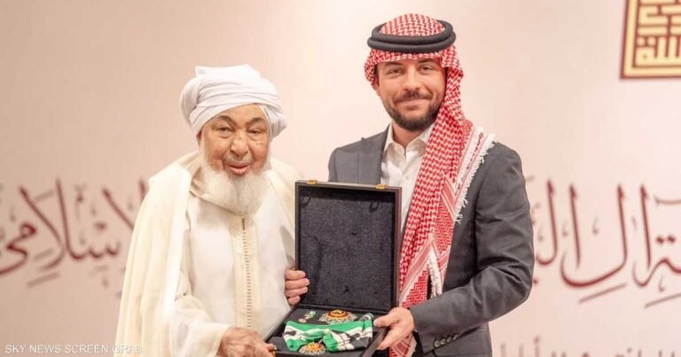 العاهل-الأردني-يمنح-الشيخ-بن-بيه-وسام-النهضة.jpeg