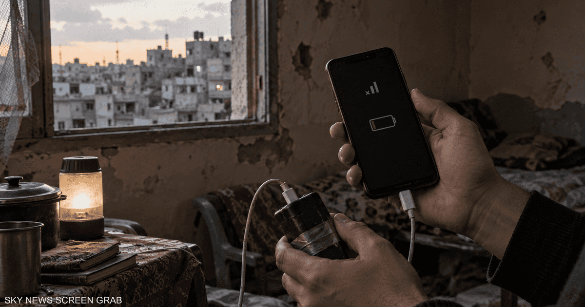 الهاتف-في-غزة-عبء-لا-غنى-عنه.png